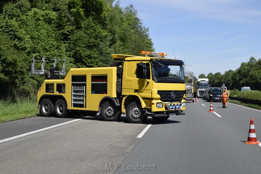 LKW in Boeschung A 3 Rich Frankfurt Hoehe Roesrath Lohmar P228.JPG - Miklos Laubert